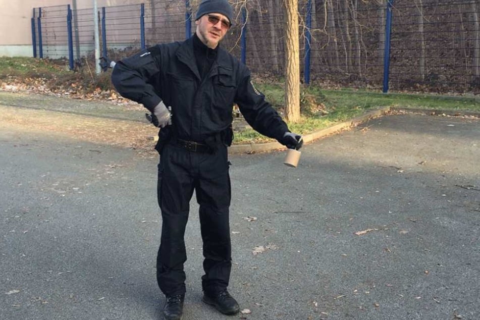 LKA-Experte Axel Brehm (43) zeigt einen der gefährlichen illegalen Böller.