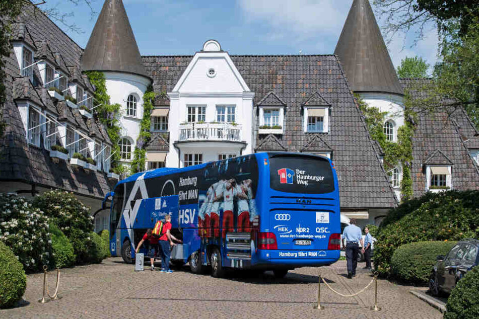 Der Mannschaftsbus des Hamburger SV steht in der Einfahrt des Hotels in Rotenburg (Wümme).