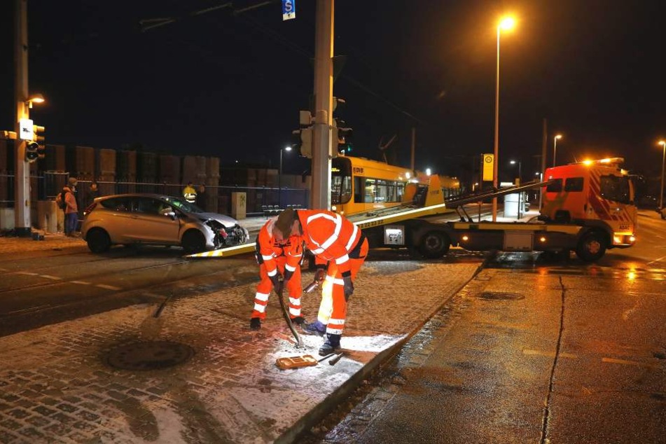 Der Ford Fiesta nahm einen Pfeiler mit und landete auf den Bahngleisen.