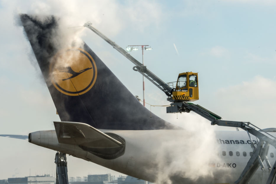 Ein Flugzeug wird am Flughafen in Frankfurt vom Eis befreit. (Symbolbild)