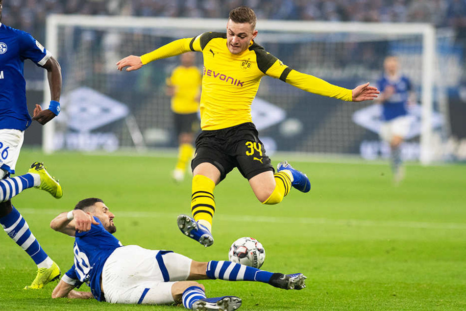 S04-Torschütze Daniel Caligiuri (unten) grätscht BVB-Kicker Jacob Bruun Larsen (oben) ab.