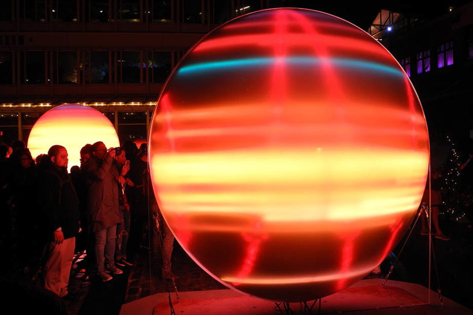 Zahlreiche Besucher kamen zur Eröffnung der Licht-Insallation "Sea of Light".