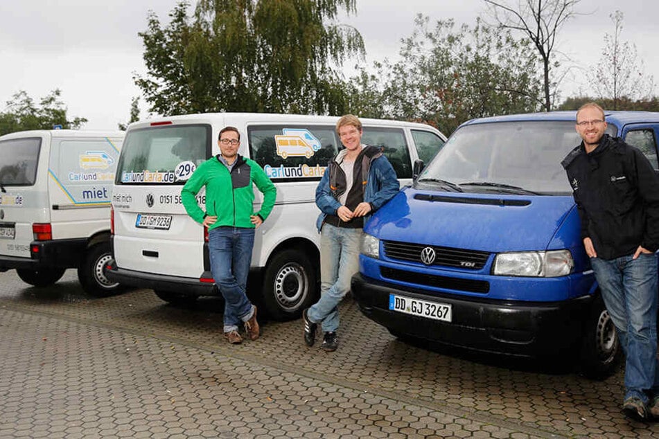 Richard Vetter (29, v.l.), Gregor Wendt (29) und
Bastian Thiere (31) gründeten als Studenten die Busvermietung
„CarlundCarla“.