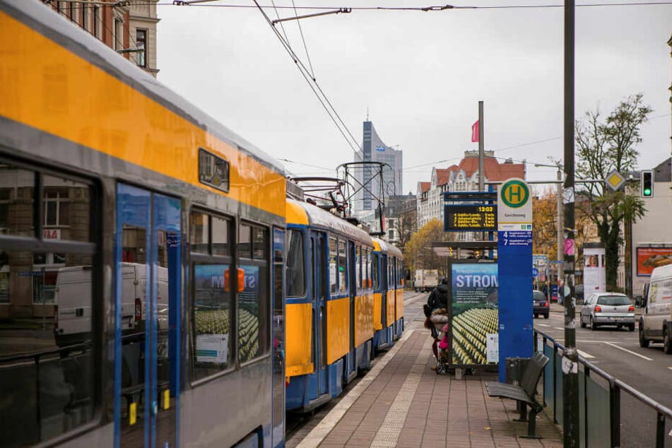 An einer Haltestelle in Schönefeld wurde ein 17-Jähriger überfallen und sein Handy geraubt. (Symbolbild)