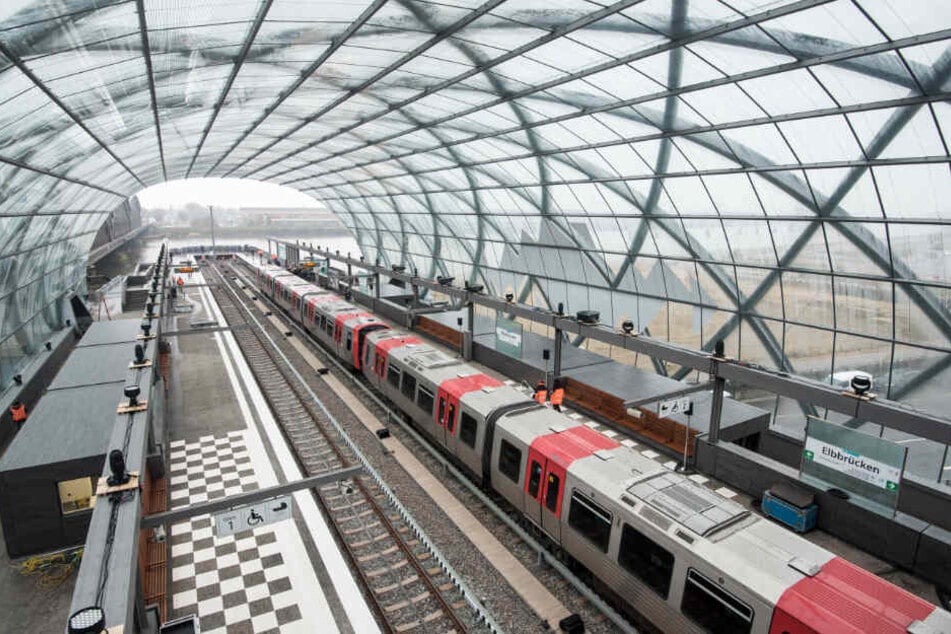 Bisher endet die U4 an der Station Elbbrücken, mit dem neuen Stadtteil soll sie aber über die Elbe "springen". (Archivbild)