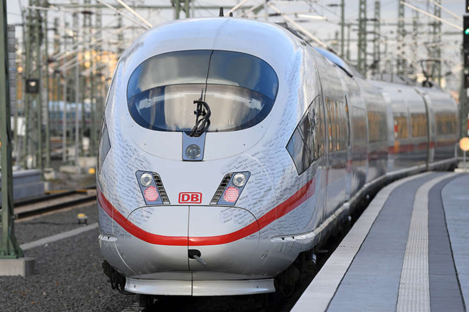 Für die teils langen Verspätungen am Sonntag führte die Bahn mehrere Gründe an: Personalunfall und technische Störungen bei einzelnen Fahrzeugen.