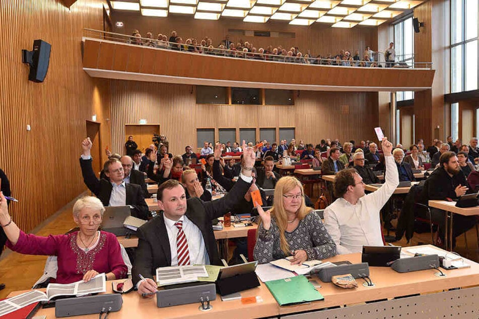 Die Dresdner Stadtrats-Abgeordneten bei einer Abstimmung (Archivbild).