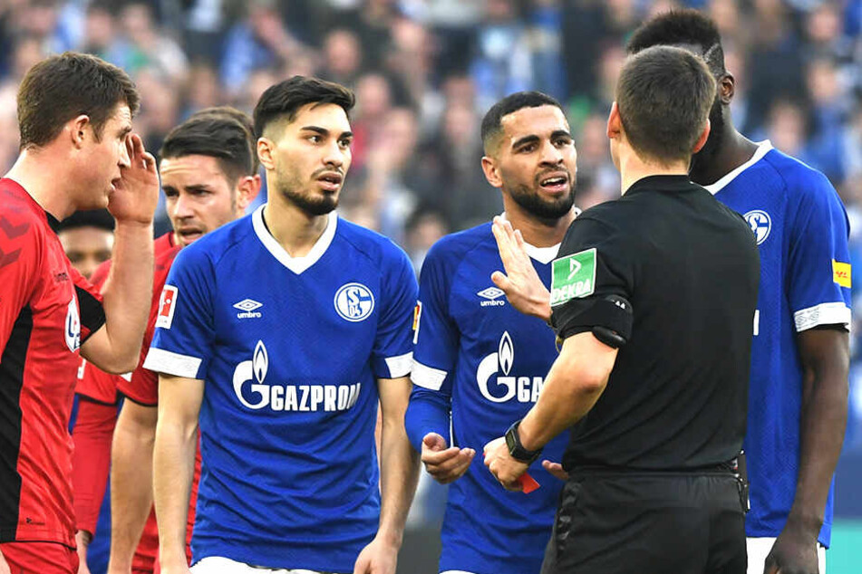 Schiedsrichter Frank Willenborg zückt die Rote Karte für Suat Serdar. Bei den Schalkern herrscht Unverständnis über die Entscheidung.