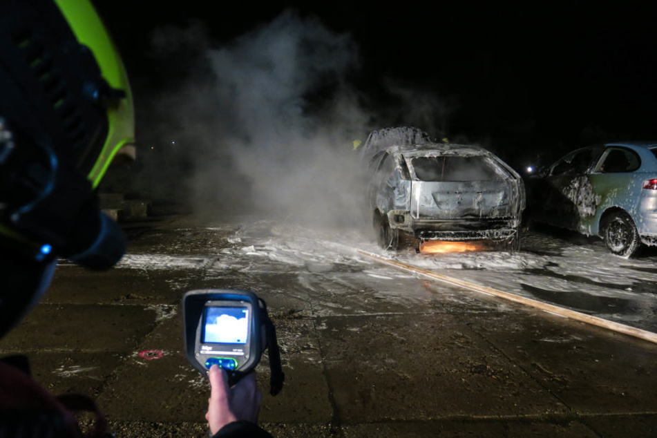 Mit einer Wärmebildkamera suchte die Feuerwehr nach weiteren Glutnestern an den beiden Fahrzeugen.