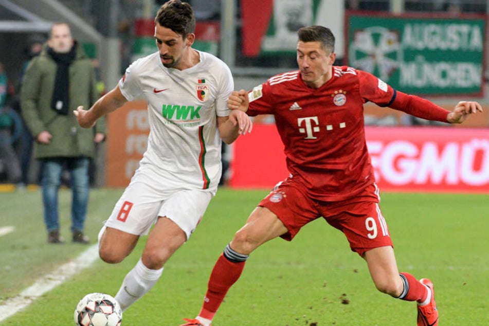 Rani Khedira (l) und Robert Lewandowski kämpfen um den Ball.