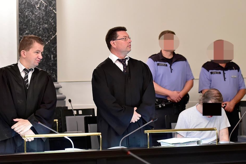 Helmut S. (62) und seine Verteidiger kurz vor dem Urteil. Sie gehen nun in Revision.