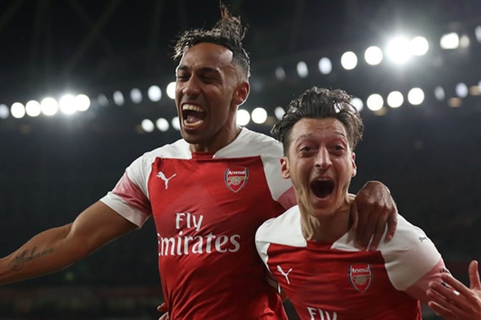 Haben sich die beiden Arsenal-Spieler mit Lachgas betäubt? Ein Video aus dem Londoner "Tape Club" ist ziemlich eindeutig.