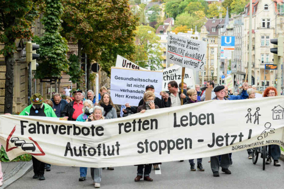 Gegen Luftverschmutzung: Bürger demonstrieren vor Kretschmanns Amtssitz.