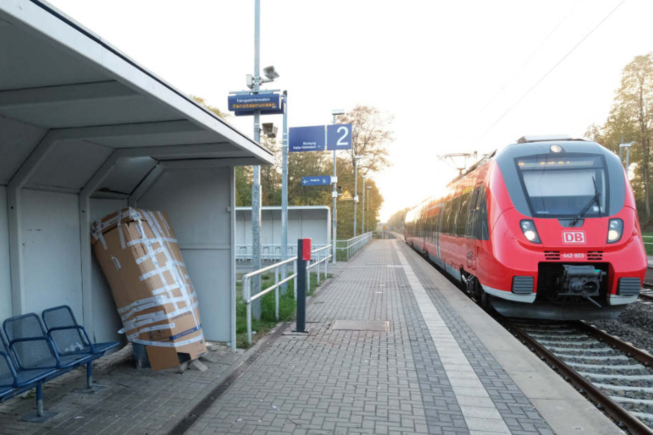 Der explodierte Automat ist mit Pappe gesichert. Auf Gleis 2 hatte ein Lokführer den jungen Mann gesehen und die Polizei alarmiert.