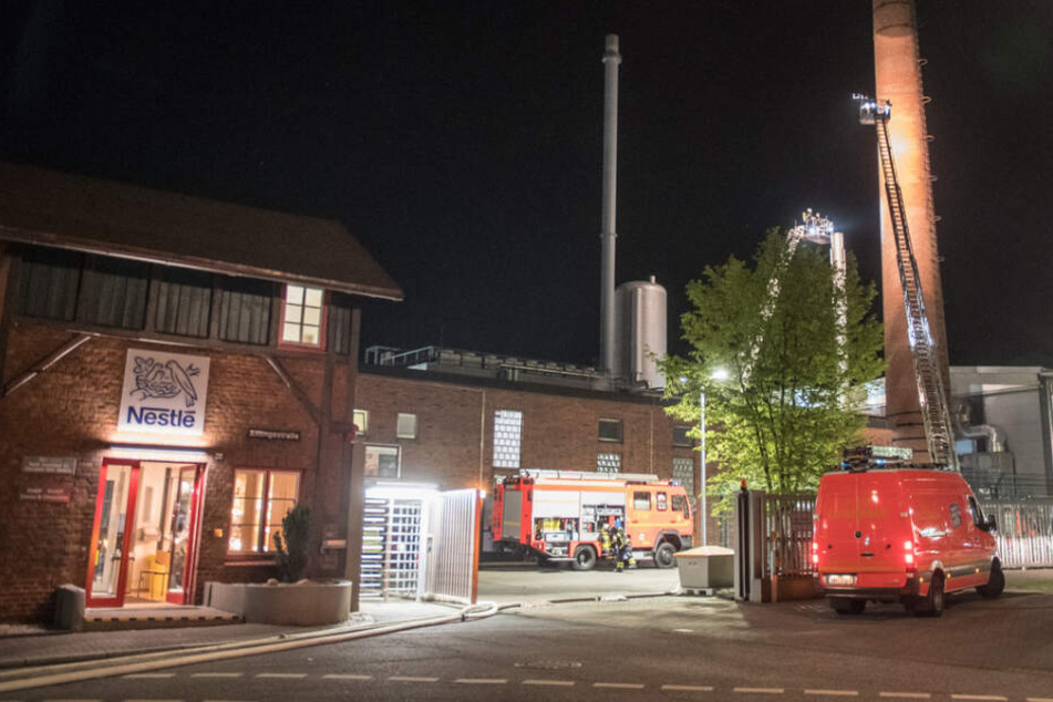 Großer Feuerwehreinsatz auf dem Fabrikgelände von Nestlé in Hamburg: Schokoladenreste waren hier in Brand geraten.