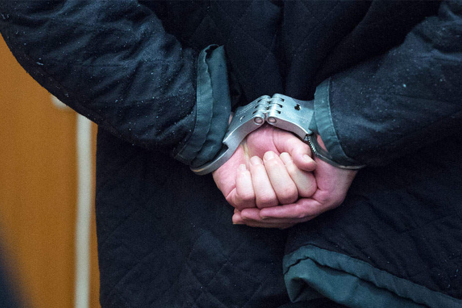 Am Ende mussten die Polizisten dem Mann Handschellen anlegen.