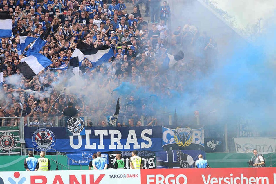 In Essen zündeten Fans von Arminia Bielefeld Rauch im Stadion.