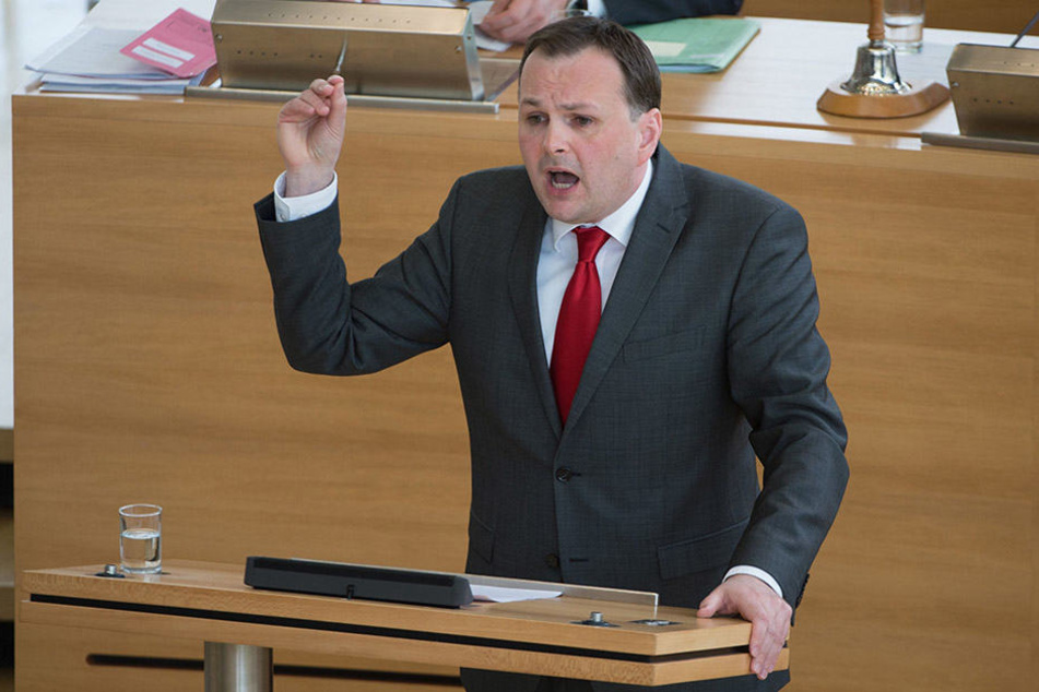 Linken-Chef André Schollbach (38) griff Dresdens Baubürgermeister lautstark und frontal an.