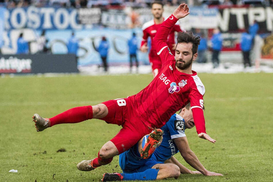Okan Aydin (l.) im Zweikampf gegen Tobias Jänicke.