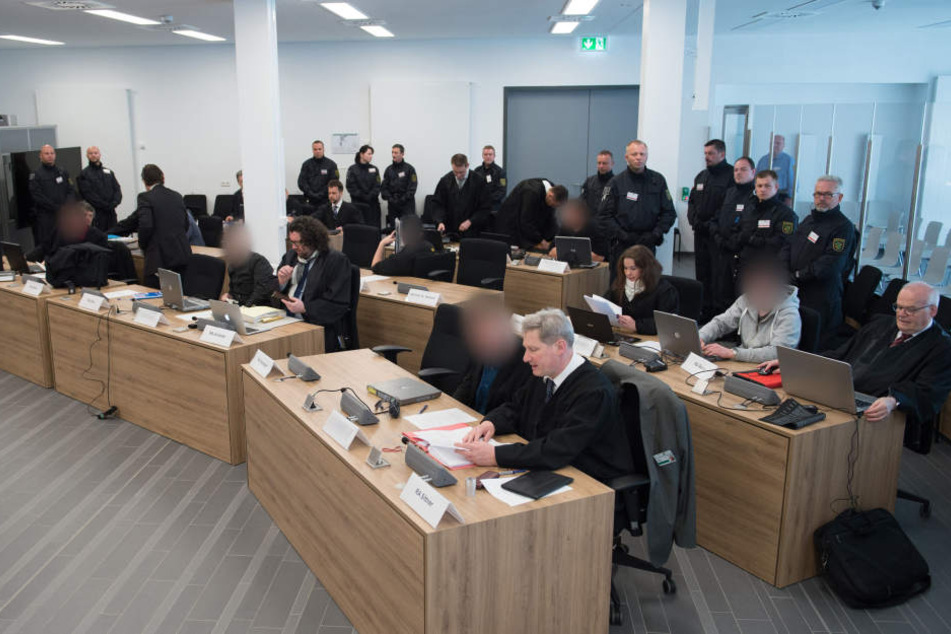 Den acht Beschuldigten werden insgesamt fünf Anschläge in Freital und Dresden zur Last gelegt.