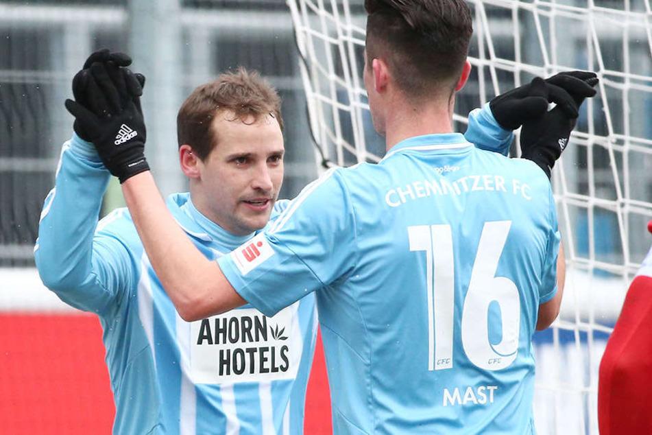 Jubelnd so wie hier mit Dennis Mast wollen die Chemnitzer am liebsten Anton Fink sehen.