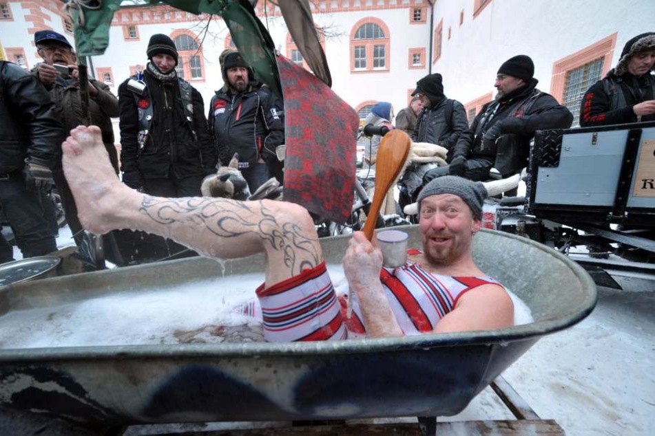 Spaß-Planschen: Oliver Hermann (43 aus Rübenau sprang in den Wannen-Kradanhänger Marke Eigenbau.