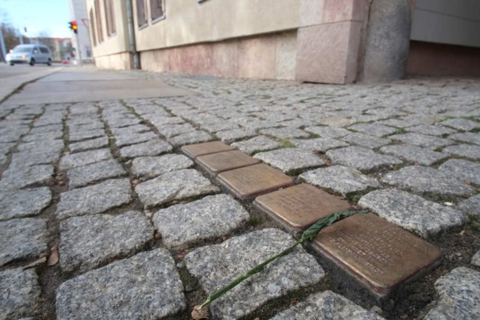Die Stolpersteine in der Annenstraße wurden mit Bitumen beschmiert.