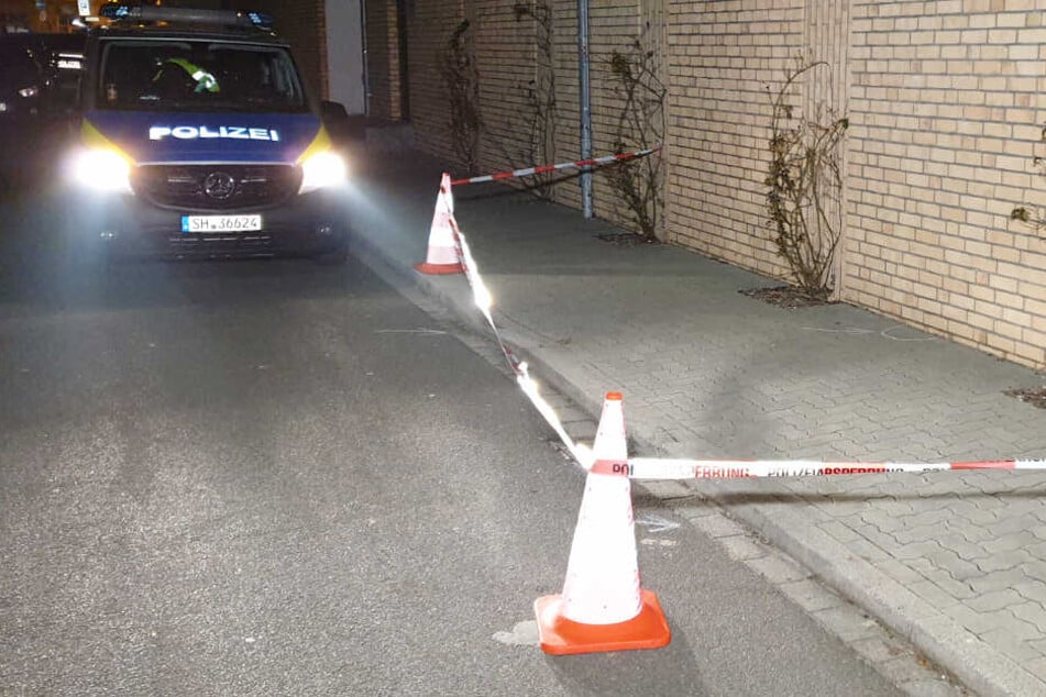 Die Polizei hat den Gehweg, auf dem Patronenhülsen gefunden wurden, abgesperrt.