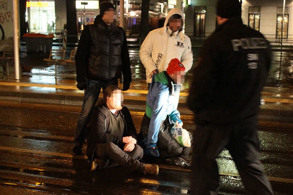 Bei der PEGIDA-Demo wurde ein Gegendemonstrant von einem PEGIDA-Ordner und einem Polizisten weggetragen.