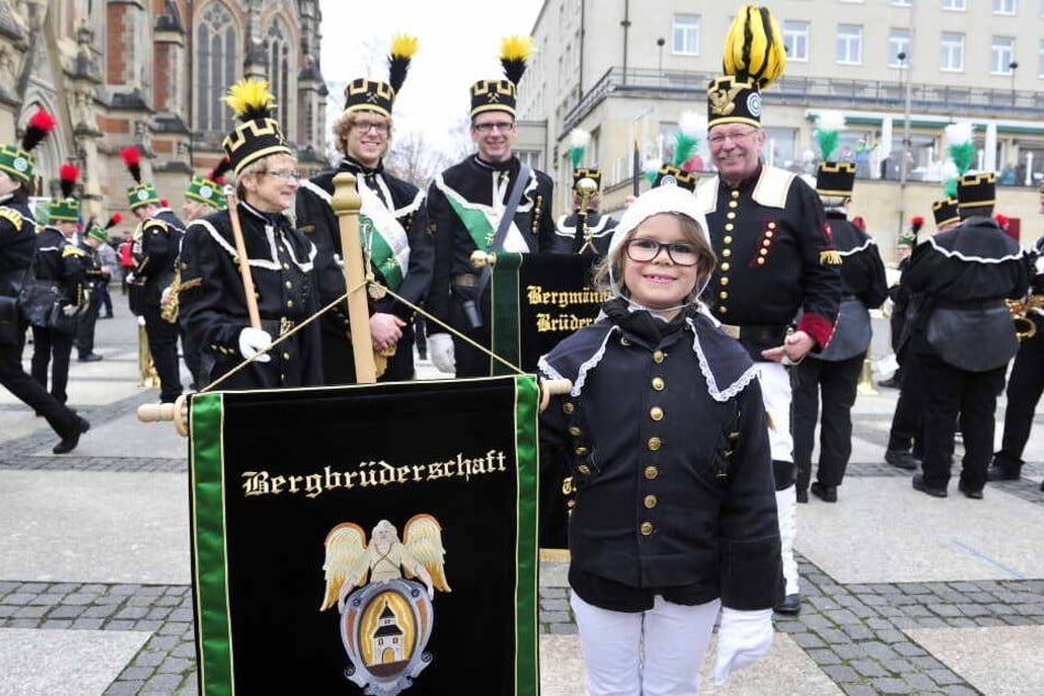 Christine Jäger (65), Enkel Max Bärthel (21), Sohn Marc Jäger (42), Peter
Jäger (64) und Enkelin Amy (7) von der Bergbrüderschaft Thum.
