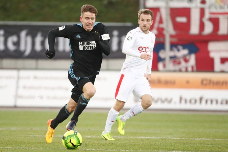 Florian Hansch und Mike Könnecke sind hinter dem Ball her.