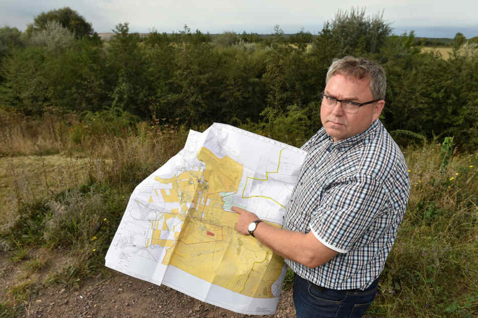 Pegaus Bürgermeister Frank Rösel zeigt den Grundriss der Deponie, die direkt
an die Landesgrenze gebaut werden soll.