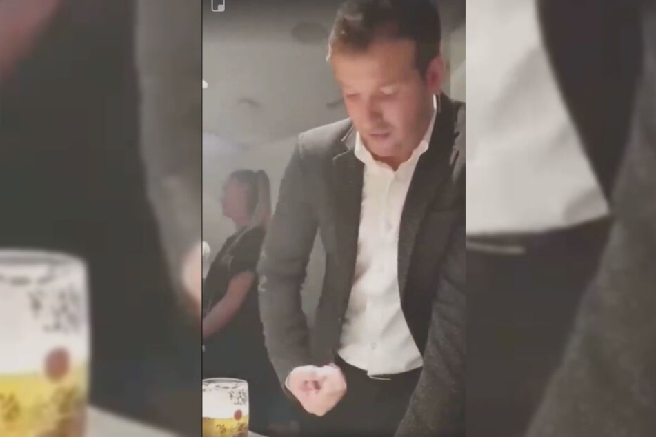 Rafael van der Vaart erklärt einem Mann, was er nun sportlich mache.