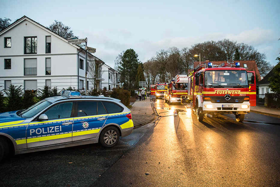 Die Feuerwehr rückte mit mehreren Einsatzwagen an.