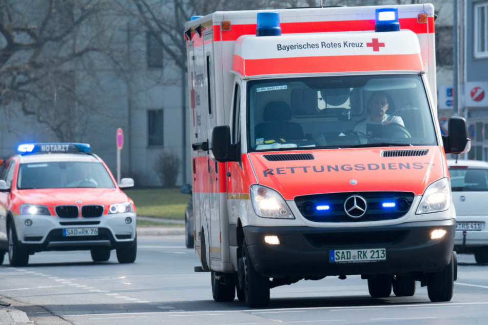 Der schwer verletzte Mann wurde umgehend in ein Krankenhaus gebracht. (Symbolfoto)