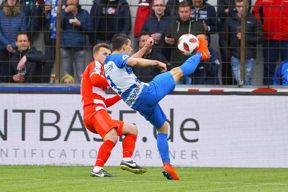 Zwickaus Linksaußen Nils Miatke (l., gegen Janik Jesgarzewski) ist sauer, dass der FSV den Klassenverbleib gestern wieder nicht eingetütet hat.