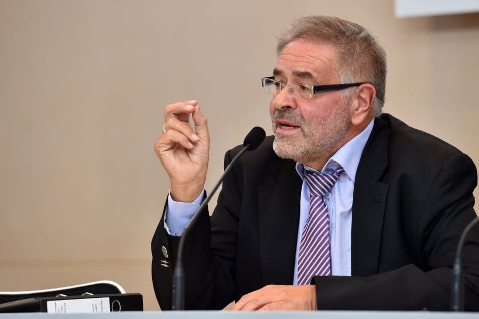 Ausschuss-Chef Klaus Bartl (66, Linke): Kommende Woche sollen
die zuständigen Minister Auskunft geben.