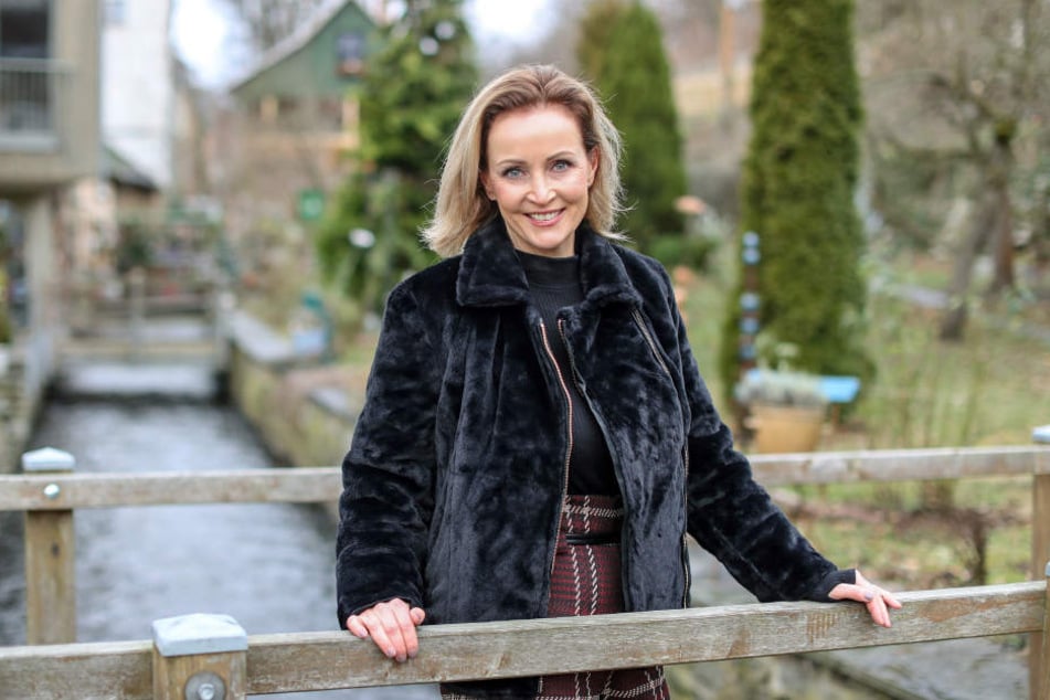 Evelyn Reißmann, frisch gekürte Miss 50plus Germany, steht auf einer Brücke über dem Mühlgraben an den Weberhäusern in Plauen.