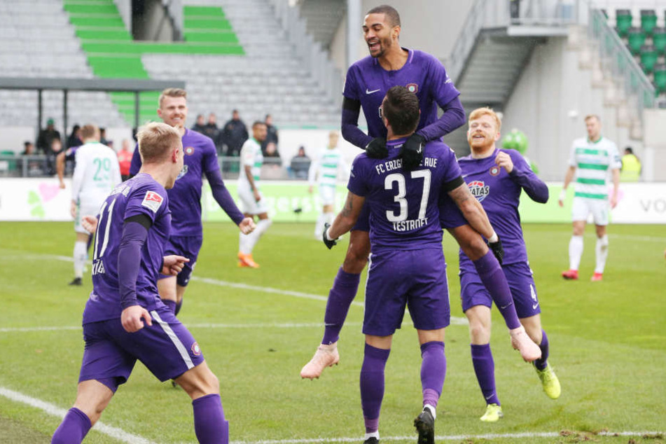 Tor für Aue. Pascal Testroet erzielt per Kopf den Treffer zum 0:2 und jubelt mit den Teamkollegen.