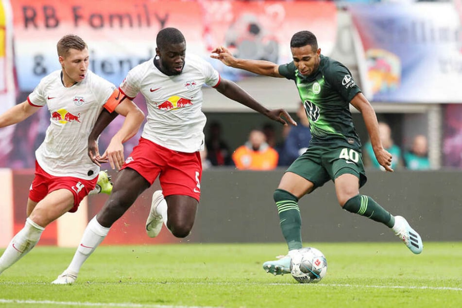 Defensive Zusammenarbeit: Kapitän Willi Orban und Dayot Upamecano wollen Wolfsburgs Joao Victor den Ball vom Fuß klauen.
