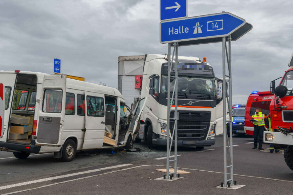 Offenbar übersah der Lastwagenfahrer beim Abbiegen auf die A14 den entgegenkommenden Transporter.