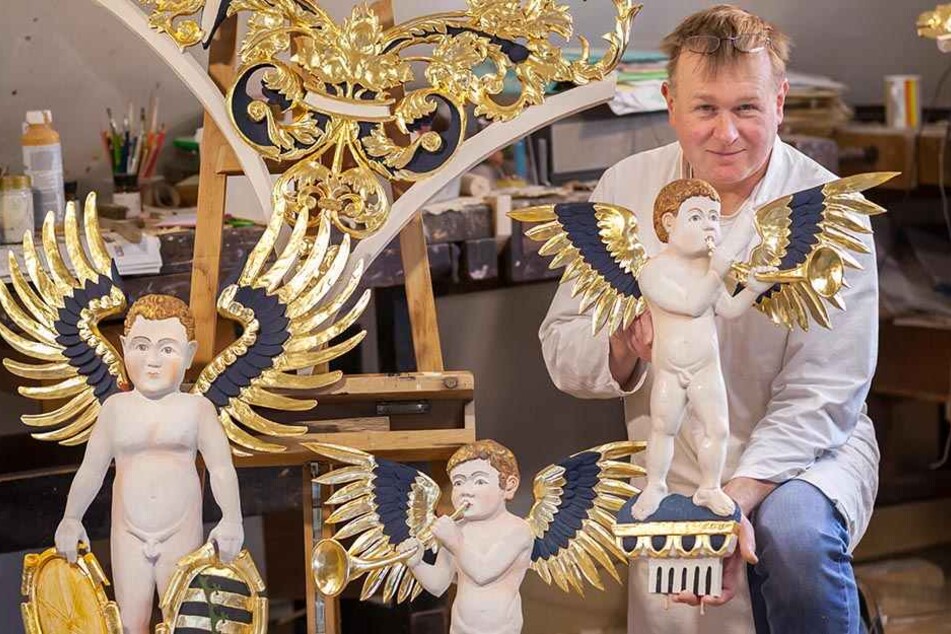 Frank Salzer (49) ist stolz: Die Altar-Teile sind fertig, jetzt wird das
Kunstwerk wieder aufgebaut.