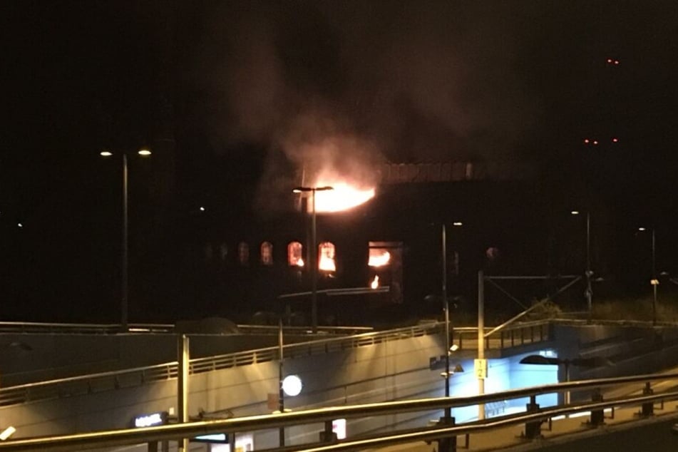 In direkter Nähe zur S-Bahnhaltestelle stand ein leerstehender Lokschuppen in Flammen.