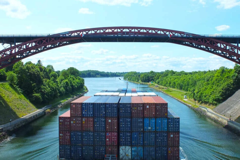 Ein Containerschiff passiert die Levensauer Hochbrücke auf dem Nord-Ostsee-Kanal bei Kiel.