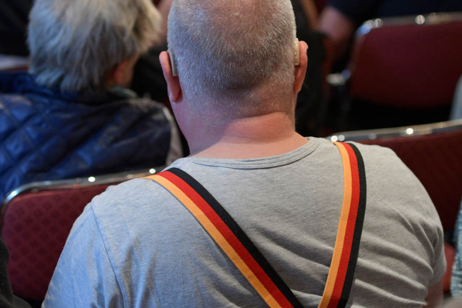 Hosenträger in Nationalfarben, wie beispielsweise die der Deutschen Flagge, sind nichts ungewöhnliches. (Symbolbild)