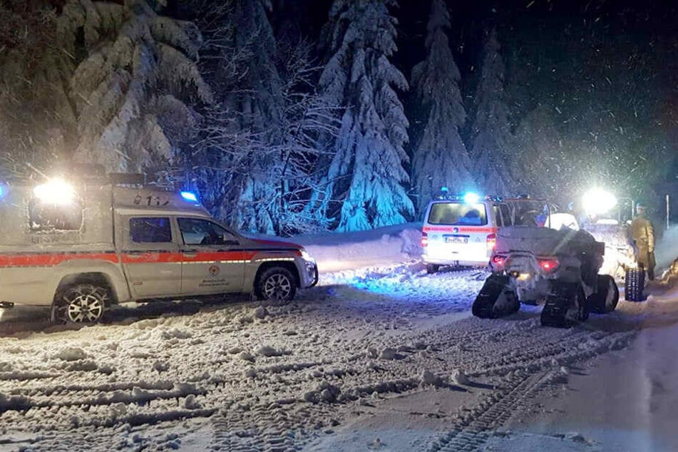 Die Rettung war nicht ungefährlich, weil die Wälder im Erzgebirge wegen Schneebruch noch gesperrt sind.