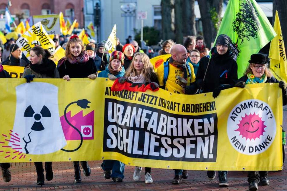zahlreiche Atmokraftgegner gingen in Lingen auf die Straße.