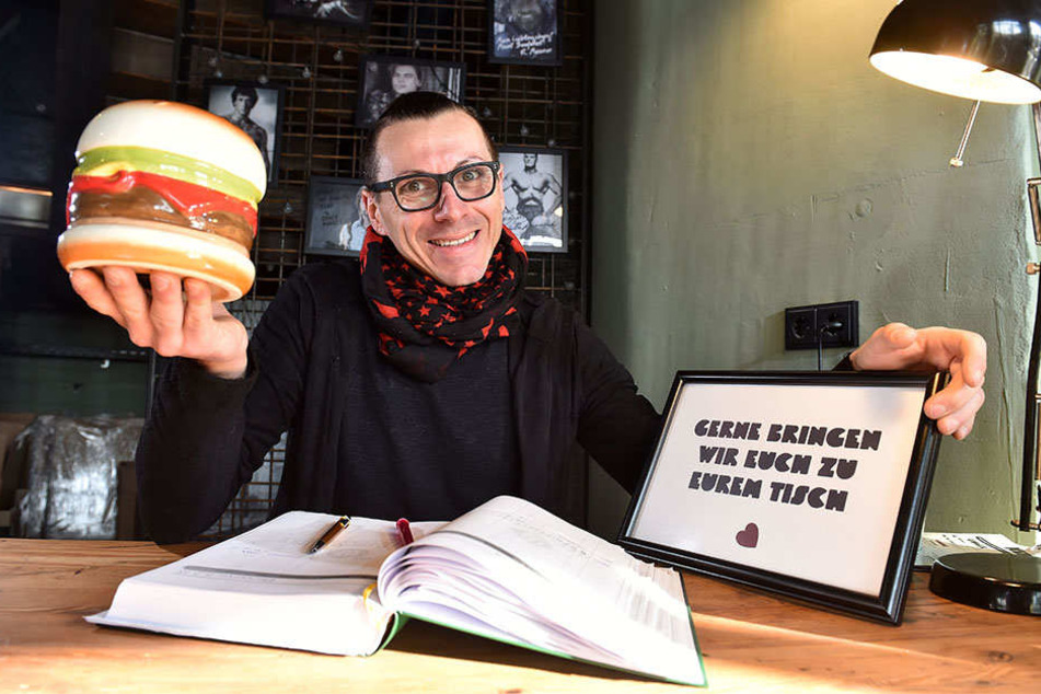 René Förster (36) bringt im "Burgerheart" alle Gäste an ihren Platz.