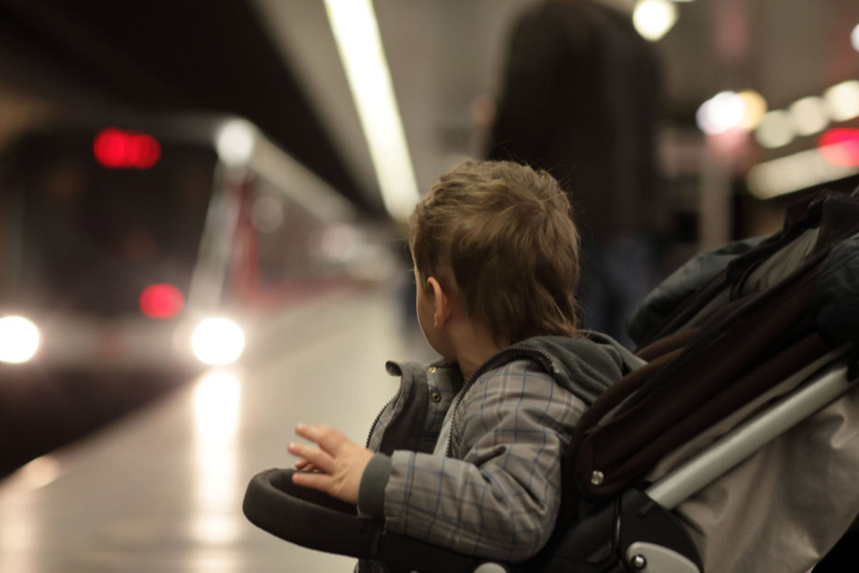 Der Junge stand plötzlich alleine am Bahnsteig, als der Zug mit seiner Mutter wegfuhr. (Symbolbild)