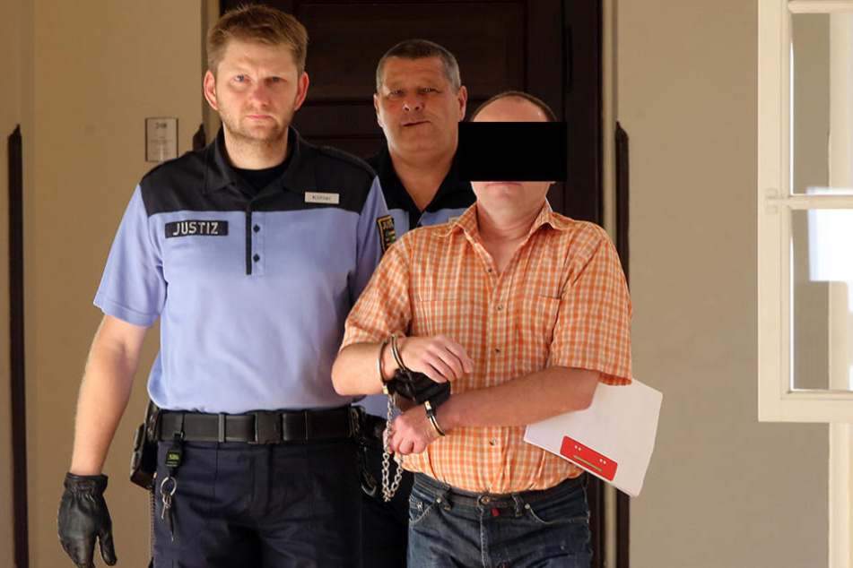 Der Krimiautor Frank W. (49) stellte seine eigene Räuberpistole nach, doch er stellte sich dümmer an als sein Romanheld.